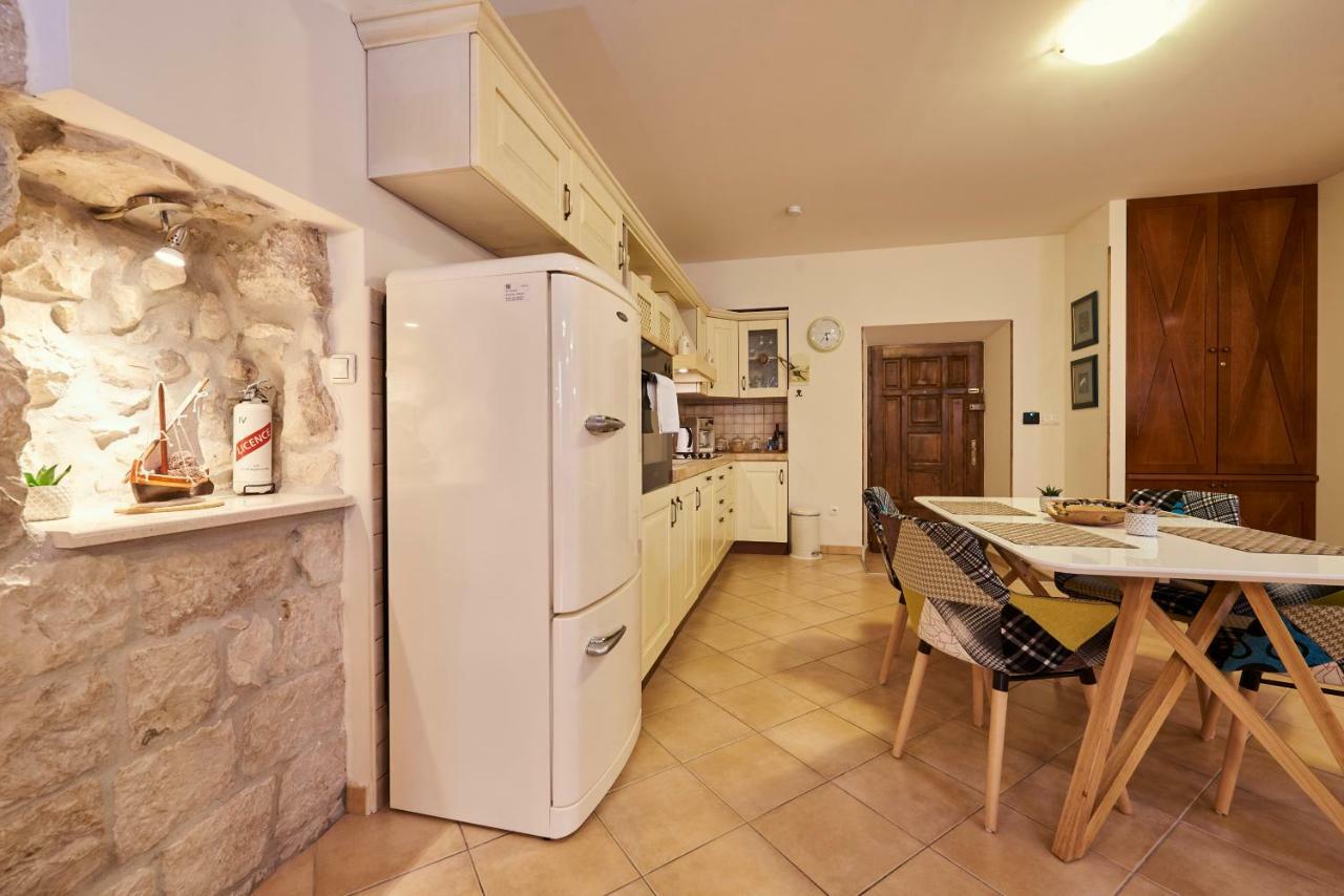 Apartment Capo Residence - Old Town - Parking Trogir Extérieur photo